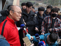 [ẢNH] Thầy Park gây sốt khi tháo kính, đánh đầu thị phạm cho học trò