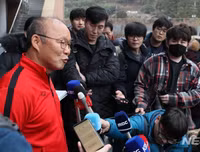 [ẢNH] Thầy Park gây sốt khi tháo kính, đánh đầu thị phạm cho học trò