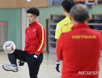 [ẢNH] Thầy Park gây sốt khi tháo kính, đánh đầu thị phạm cho học trò