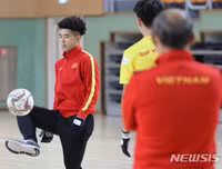 [ẢNH] Thầy Park gây sốt khi tháo kính, đánh đầu thị phạm cho học trò