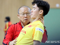 [ẢNH] Thầy Park gây sốt khi tháo kính, đánh đầu thị phạm cho học trò