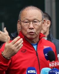 [ẢNH] Thầy Park gây sốt khi tháo kính, đánh đầu thị phạm cho học trò