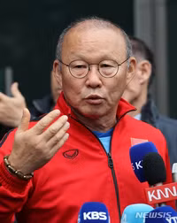 [ẢNH] Thầy Park gây sốt khi tháo kính, đánh đầu thị phạm cho học trò