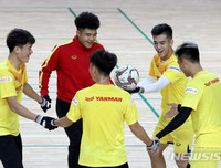 [ẢNH] Thầy Park gây sốt khi tháo kính, đánh đầu thị phạm cho học trò