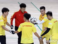 [ẢNH] Thầy Park gây sốt khi tháo kính, đánh đầu thị phạm cho học trò