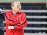 [ẢNH] Thầy Park gây sốt khi tháo kính, đánh đầu thị phạm cho học trò