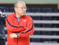 [ẢNH] Thầy Park gây sốt khi tháo kính, đánh đầu thị phạm cho học trò