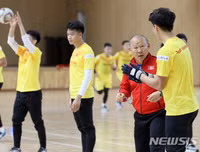 [ẢNH] Thầy Park gây sốt khi tháo kính, đánh đầu thị phạm cho học trò