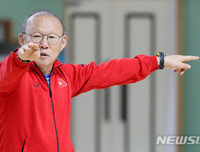 [ẢNH] Thầy Park gây sốt khi tháo kính, đánh đầu thị phạm cho học trò