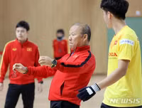 [ẢNH] Thầy Park gây sốt khi tháo kính, đánh đầu thị phạm cho học trò