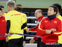 [ẢNH] Thầy Park gây sốt khi tháo kính, đánh đầu thị phạm cho học trò