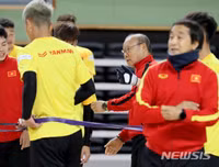 [ẢNH] Thầy Park gây sốt khi tháo kính, đánh đầu thị phạm cho học trò