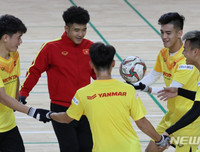 [ẢNH] Thầy Park gây sốt khi tháo kính, đánh đầu thị phạm cho học trò