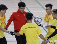 [ẢNH] Thầy Park gây sốt khi tháo kính, đánh đầu thị phạm cho học trò