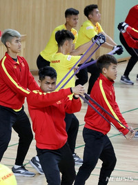 [ẢNH] Thầy Park gây sốt khi tháo kính, đánh đầu thị phạm cho học trò