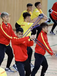 [ẢNH] Thầy Park gây sốt khi tháo kính, đánh đầu thị phạm cho học trò