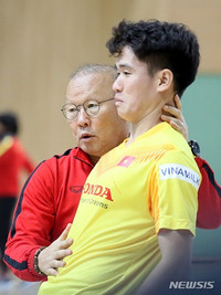 [ẢNH] Thầy Park gây sốt khi tháo kính, đánh đầu thị phạm cho học trò