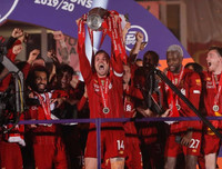 [ẢNH] Mở tiệc bàn thắng trước Chelsea, Liverpool lần đầu nâng cúp vô địch Premier League