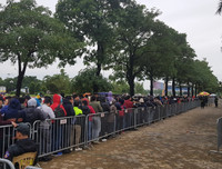 [ẢNH] Nhiều CĐV hớn hở nhận vé xem chung kết lượt về AFF Cup 2018