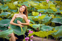 [Ảnh] Dân mạng mê mẩn với bộ ảnh của cô gái Tây chụp bên đầm sen