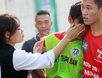 [ẢNH] Nữ CĐV lau nước mắt, an ủi cầu thủ Thạch Bàn sau thất bại