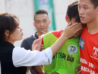 [ẢNH] Nữ CĐV lau nước mắt, an ủi cầu thủ Thạch Bàn sau thất bại