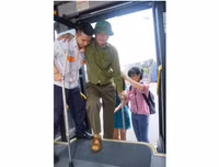 Hình ảnh người Hà Nội ứng xử văn minh, thanh lịch