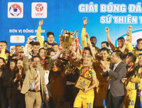 [Ảnh] Đội bóng xứ Nghệ phấn khích với chức vô địch lịch sử