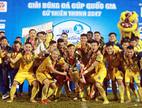 [Ảnh] Đội bóng xứ Nghệ phấn khích với chức vô địch lịch sử
