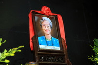 Nghệ sĩ xúc động rơi nước mắt tiễn đưa NSƯT Hoàng Yến