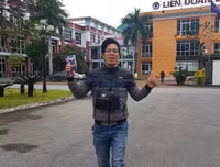 [ẢNH] Nhiều CĐV hớn hở nhận vé xem chung kết lượt về AFF Cup 2018