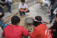 Ngắm học sinh Hà Nội trải nghiệm rán nem, nấu miến bằng bếp củi