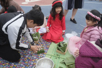 Ngắm học sinh Hà Nội trải nghiệm rán nem, nấu miến bằng bếp củi