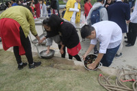 Ngắm học sinh Hà Nội trải nghiệm rán nem, nấu miến bằng bếp củi