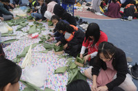 Ngắm học sinh Hà Nội trải nghiệm rán nem, nấu miến bằng bếp củi