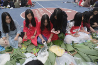 Ngắm học sinh Hà Nội trải nghiệm rán nem, nấu miến bằng bếp củi