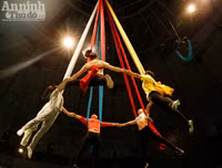 Hình ảnh hậu trường ít thấy của nghệ sỹ xiếc trước giờ sân khấu sáng đèn