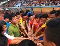 Chùm ảnh: Nam Định lên V-League, sân Thiên Trường mở hội bằng pháo sáng