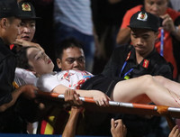 [ẢNH] Pháo sáng ném loạn xạ trên sân Hàng Đẫy, CĐV nữ đi cấp cứu