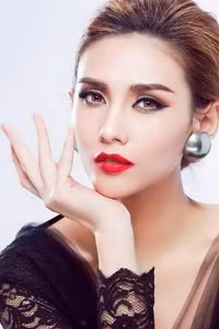 Siêu mẫu Hoàng Yến ngồi 