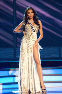 Siêu mẫu Hoàng Yến ngồi 