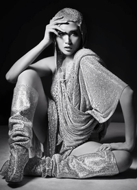 Siêu mẫu Hoàng Yến ngồi 