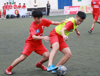 [ẢNH] Dẫn bàn ngay phút đầu, THPT Yên Hòa thắng hú vía sau loạt luân lưu