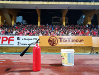 [ẢNH] Lính cứu hỏa vất vả dập tắt hàng chục quả pháo sáng trên sân Hàng Đẫy