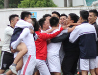 Giành vé bán kết kịch tính, THPT Nguyễn Thị Minh Khai lại mơ vô địch