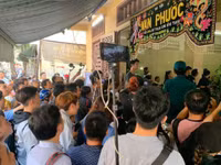 Những hình ảnh đáng xấu hổ khi đưa tiễn diễn viên Anh Vũ về nơi suối vàng