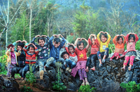 [ẢNH] Cái rét mướt của mùa đông vùng cao qua ánh nhìn trẻ thơ