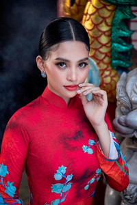 Hoa hậu Tiểu Vy khoe sắc trong trang phục áo dài đón Tết