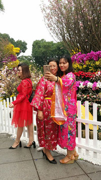 [Ảnh] Người dân Hà Nội chen chân chụp ảnh bên hoa anh đào Nhật Bản