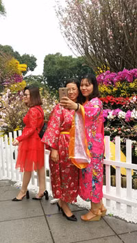 [Ảnh] Người dân Hà Nội chen chân chụp ảnh bên hoa anh đào Nhật Bản